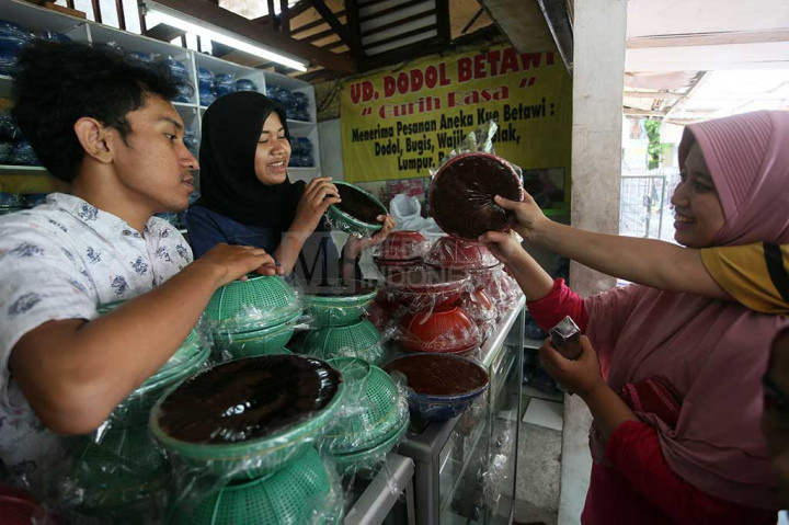 Warga membeli dodol Betawi di kawasan Pejaten Timur, Pasar Minggu, Jakarta Selatan