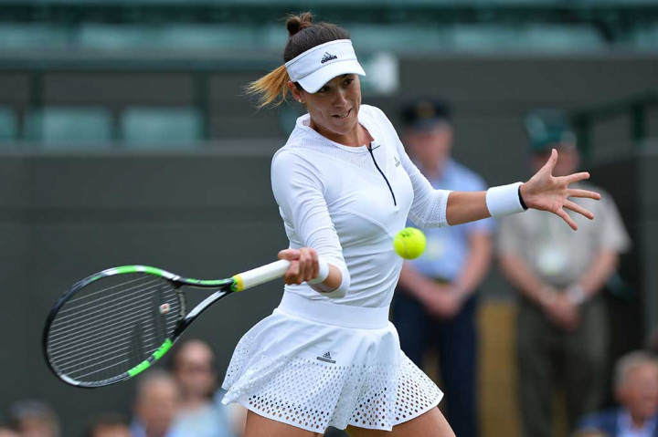 Garbine Muguruza berusaha mengembalikan bola ke arah Jane Cepelova.