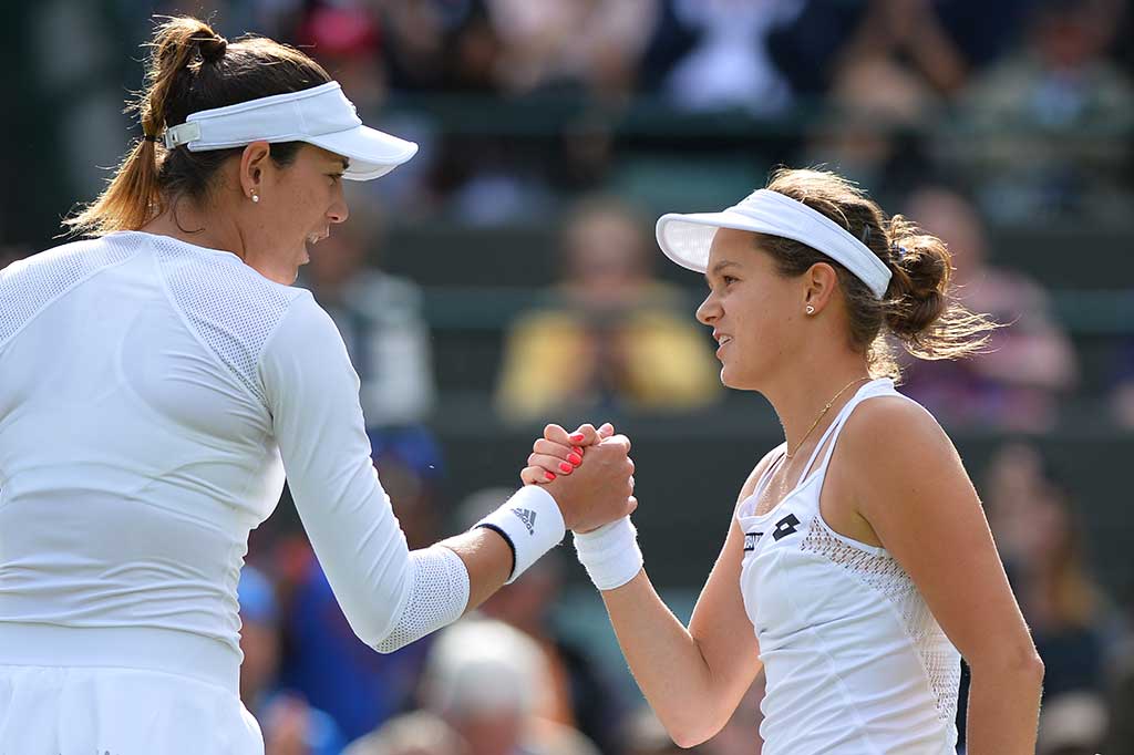 Muguruza memberi ucapan selamat kepada Cepelova.