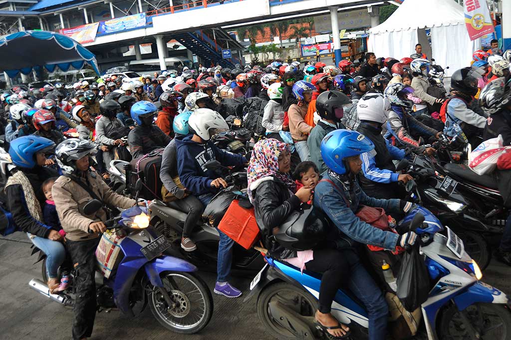 Pemudik Sepeda Motor Padati Merak