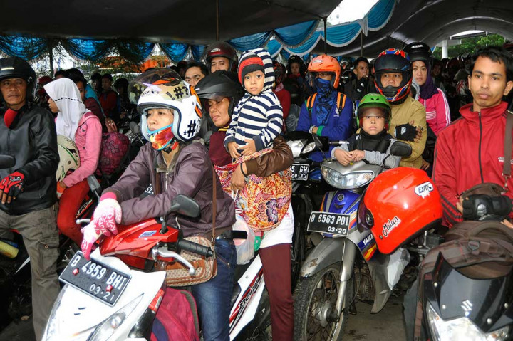 Pemudik Sepeda Motor Padati Merak