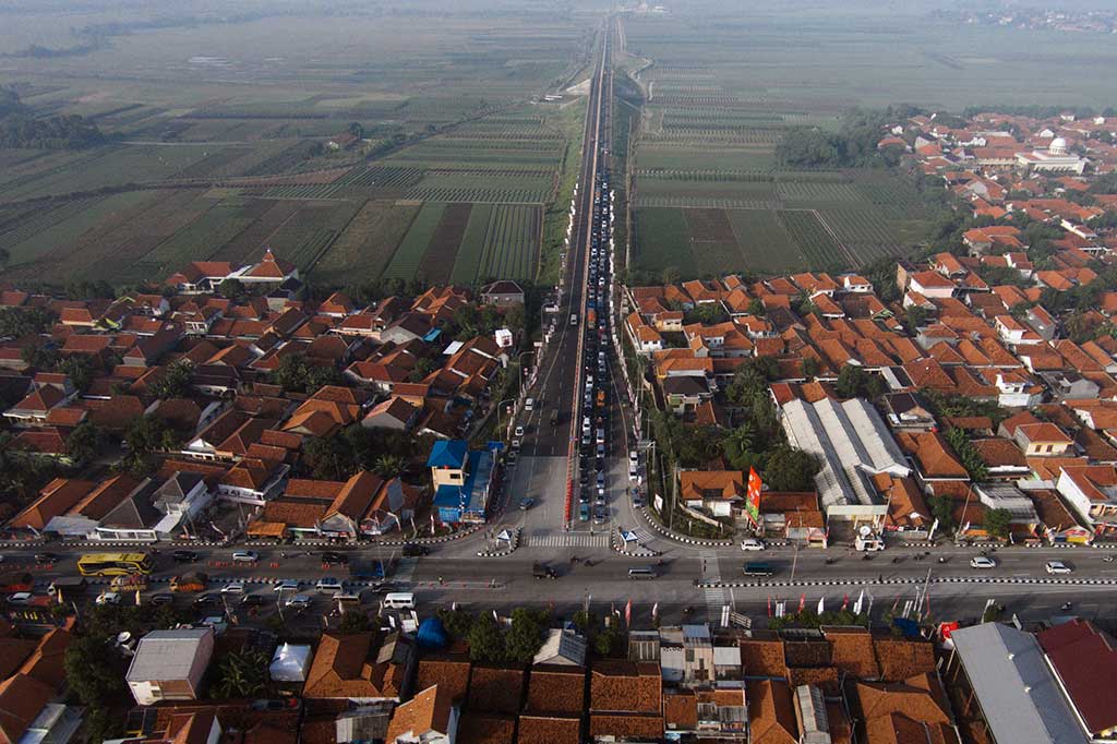 Foto aerial pertigaan Tol Pejagan-Brebes Timur dan Jalur Pantura, Brebes.