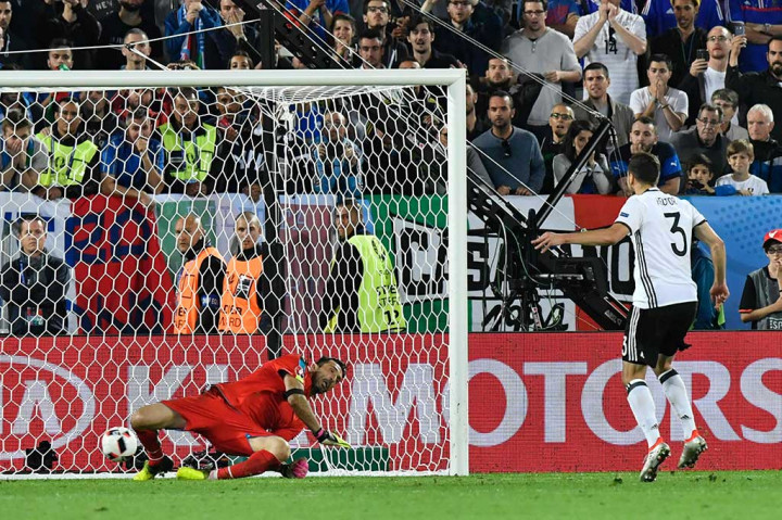 Penendang terakhir Jerman Jonas Hector sukses menjalankan tugasnya untuk membawa timnya menang