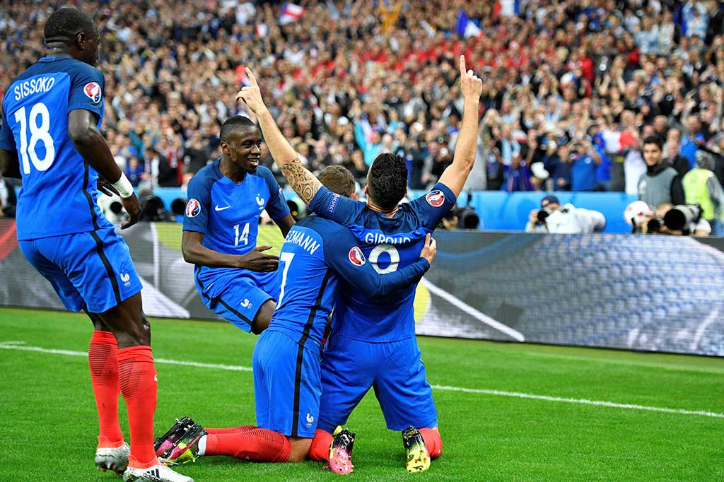 Olivier Giroud membuka keunggulan untuk tuan rumah pada menit ke-12 memanfaatkan umpan Blaise Matuidi untuk menaklukkan kiper Hannes Halldorsson.