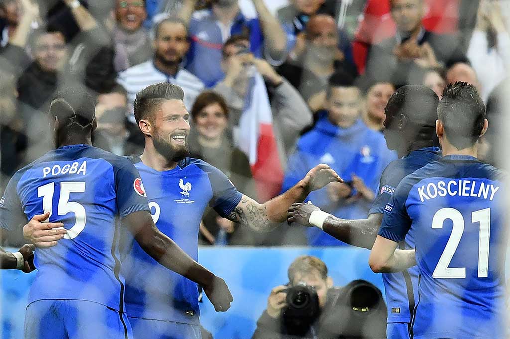 Namun Giroud kemudian membukukan gol keduanya ketika ia menanduk tendangan bebas Payet tiga menit kemudian. 