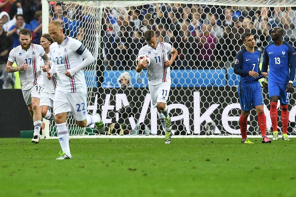 Birkir Bjarnason mencetak gol hiburan bagi Islandia enam menit sebelum pertandingan usai.