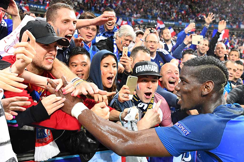 Paul Pogba menemui para fan tuan rumah.