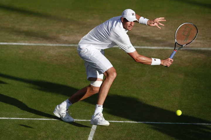 Isner mencoba mengembalikan bola ke arah Tsonga.