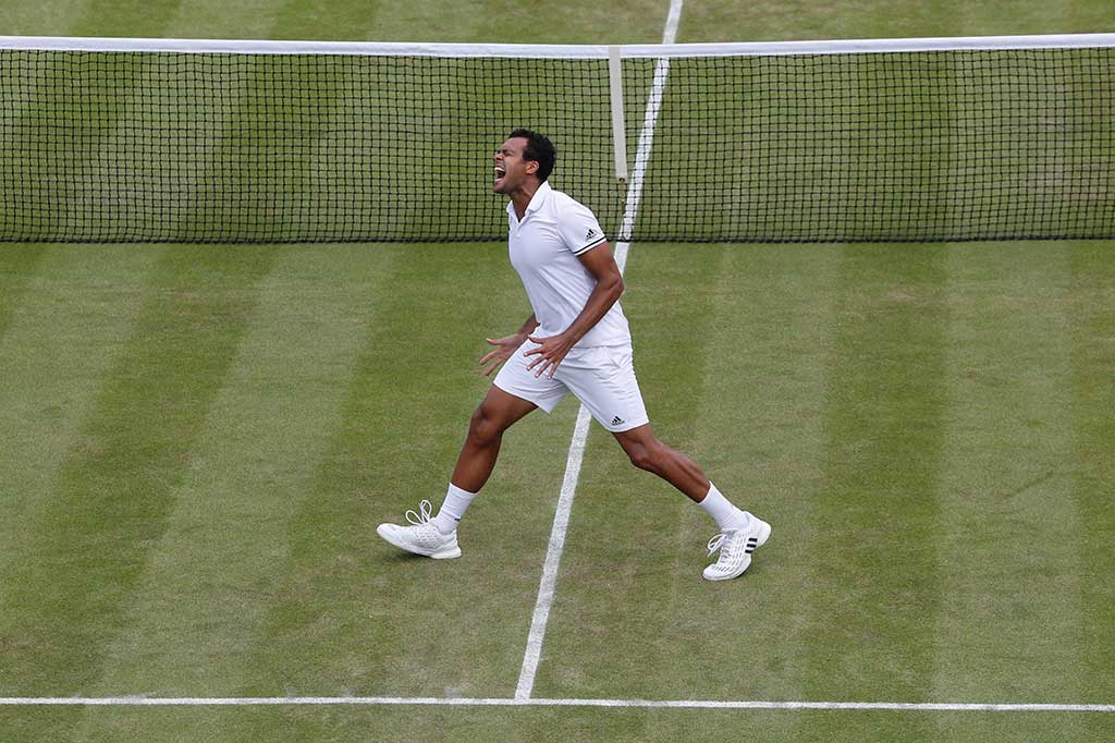 Tsonga melakukan selebrasi usai menundukkan Isner.