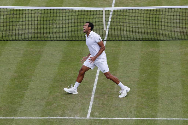 Tsonga melakukan selebrasi usai menundukkan Isner.