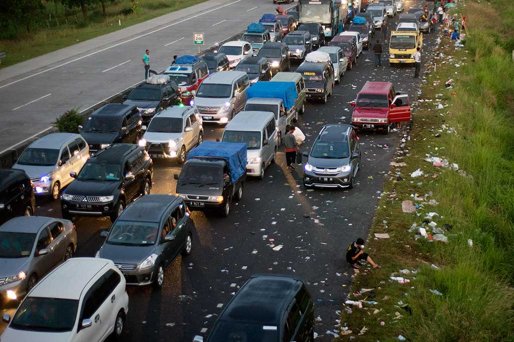 Sampah Berserakan di Tol Pejagan