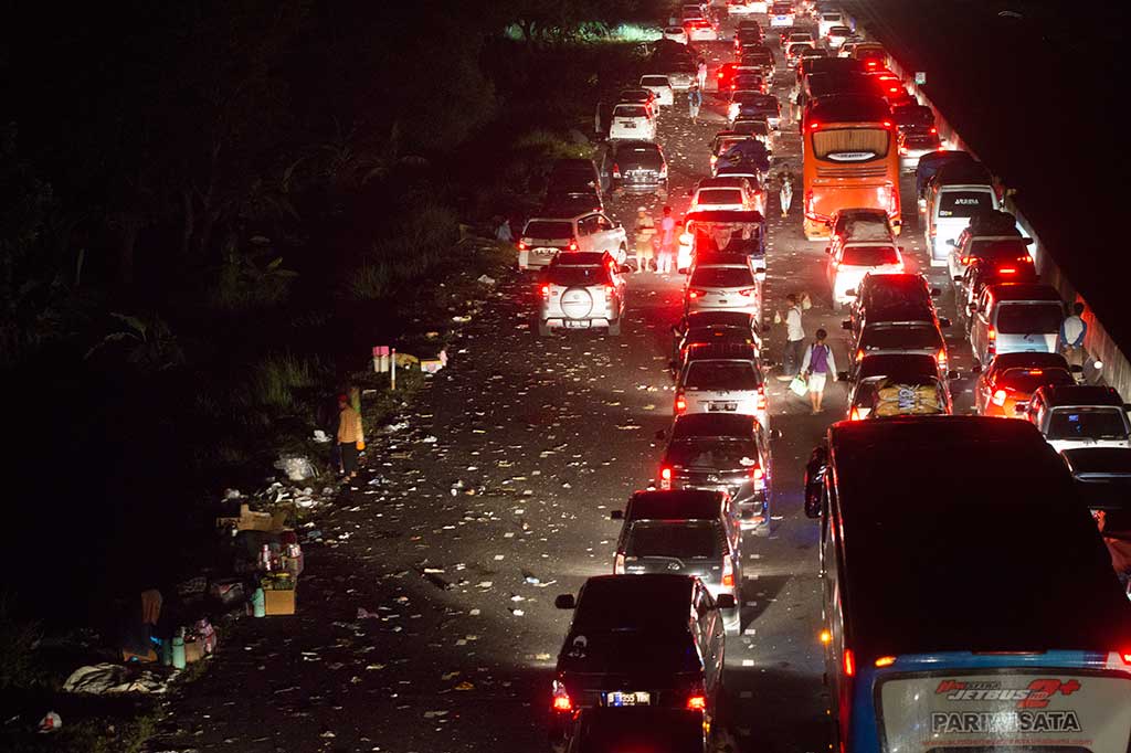 Sampah Berserakan di Tol Pejagan