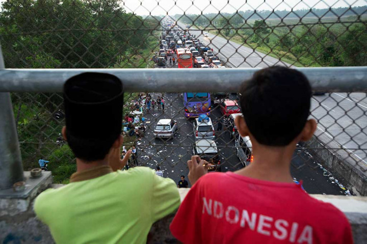 Sampah Berserakan di Tol Pejagan
