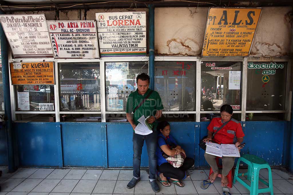 Penjual tiket menunggu calon penumpang di Terminal Pulo Gadung.