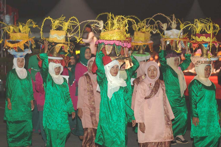 Sejumlah perempuan membawa dulang berisi makanan saat pawai takbiran di halaman kantor Gubernur Sumatera Barat