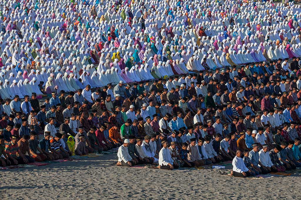 Ribuan umat muslim melaksanakan Salat Id 1437 H di Gumuk Pasir Parangkusumo, Bantul, DI Yogyakarta.  ANTARA/Andreas Fitri Atmoko