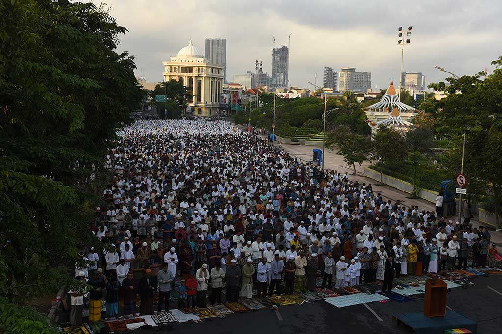Umat muslim menunaikan Salat Id 1437 H di ruas jalan sekitar Tugu Pahlawan, Surabaya, Jawa Timur. ANTARA/Zabur Karuru