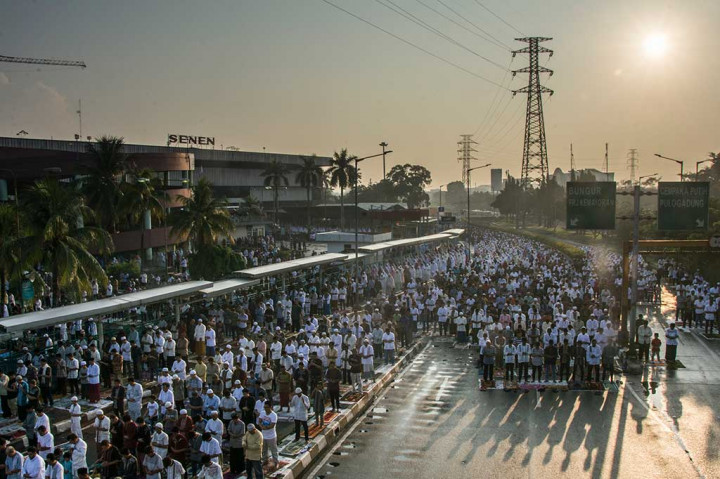 Ribuan umat muslim melaksanakan Salat Id di ruas Jalan Simpang Senen, Jakarta. ANTARA/Aprillio Akbar
