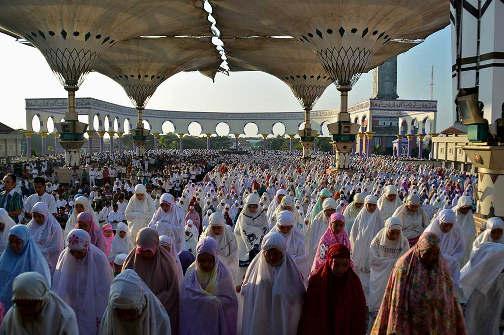 Umat Islam melaksanakan Salat Id di Masjid Agung Jawa Tengah, di Semarang.  ANTARA/R Rekotomo