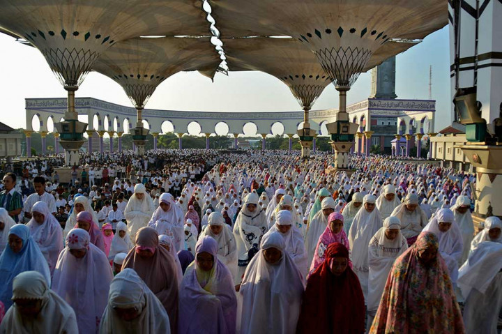 Umat Islam melaksanakan Salat Id di Masjid Agung Jawa Tengah, di Semarang.  ANTARA/R Rekotomo
