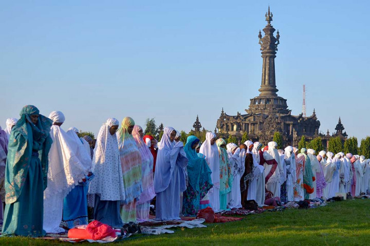 Ribuan umat Islam menggelar Salat Id 1437 H di Lapangan Puputan Margarana, Denpasar, Bali. ANTARA/Wira Suryantala