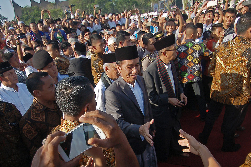 Presiden Jokowi Salat Id di Padang