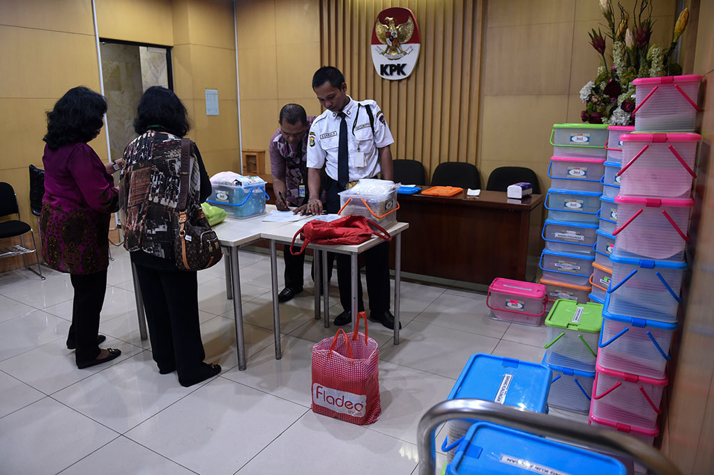 Keluarga Kunjungi Tahanan KPK