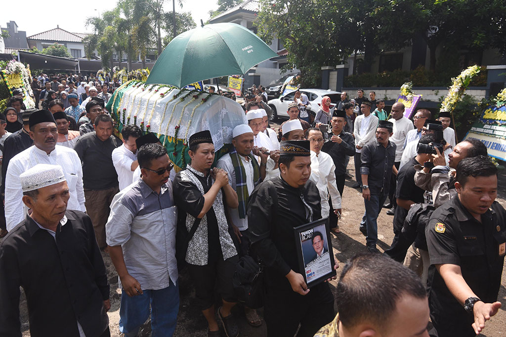 Pelayat mengiringi jenazah Ketua KPU Husni Kamil Manik 