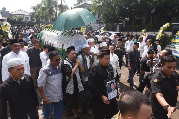 Pelayat mengiringi jenazah Ketua KPU Husni Kamil Manik 