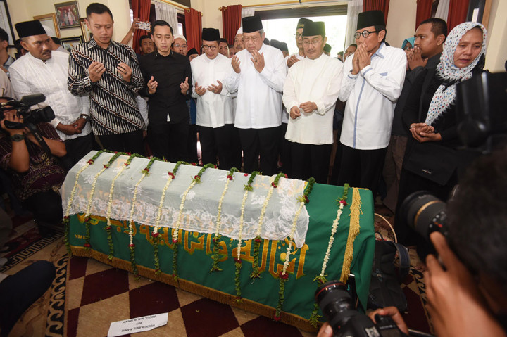 Presiden Keenam RI Susilo Bambang Yudhoyono (tengah) bersama Menteri Agama Lukman Hakim Saifuddin (keempat kiri), Ketua DKPP Jimly Asshiddiqie (keempat kanan) dan para pelayat berdoa saat melayat Ketua KPU Husni Kamil Manik.