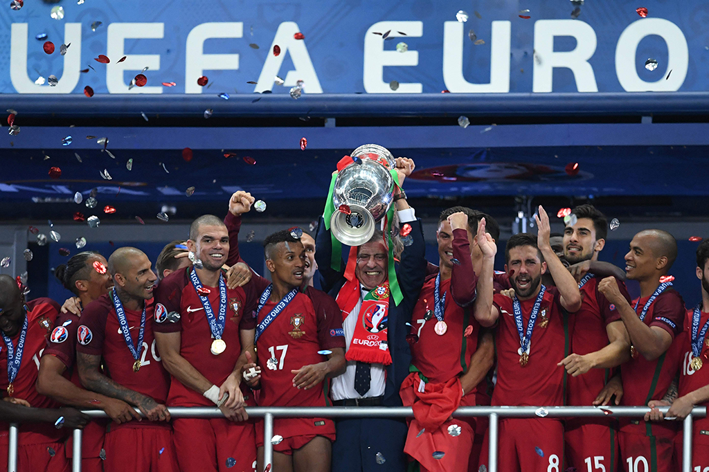 Pelatih Portugal Fernando Santos mengangkat trofi Piala Eropa 2016