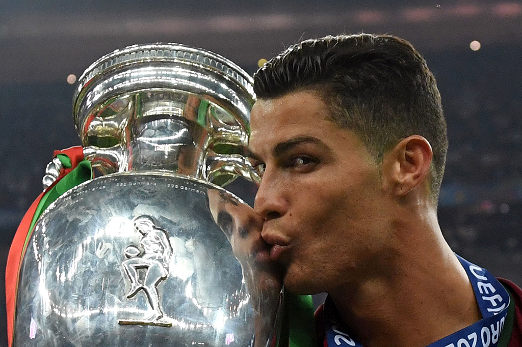 Cristiano Ronaldo mencium trofi setelah Portugal memenangkan Euro 2016