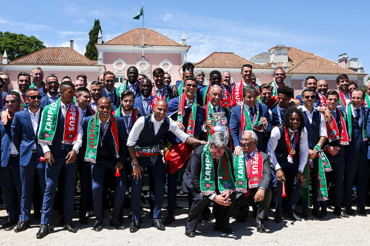 Anggota timnas Portugal merayakan kemenangan bersama Presiden Portugal Marcelo Rebelo de Sousa