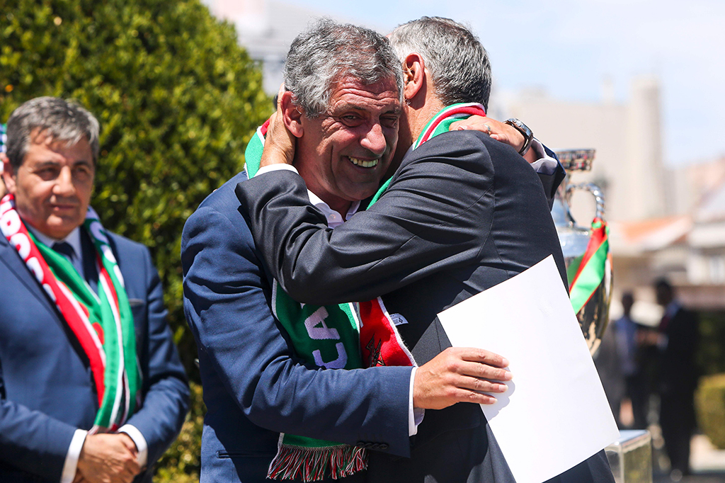 Presiden Portugal Marcelo Rebelo memberikan ucapan selamat kepada Pelatih Portugal Fernando Santos