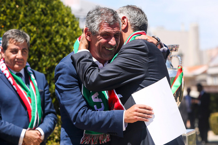 Presiden Portugal Marcelo Rebelo memberikan ucapan selamat kepada Pelatih Portugal Fernando Santos
