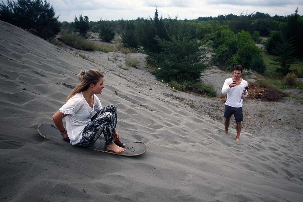 Serunya Bermain Sandboarding di Gumuk Pasir Barchan