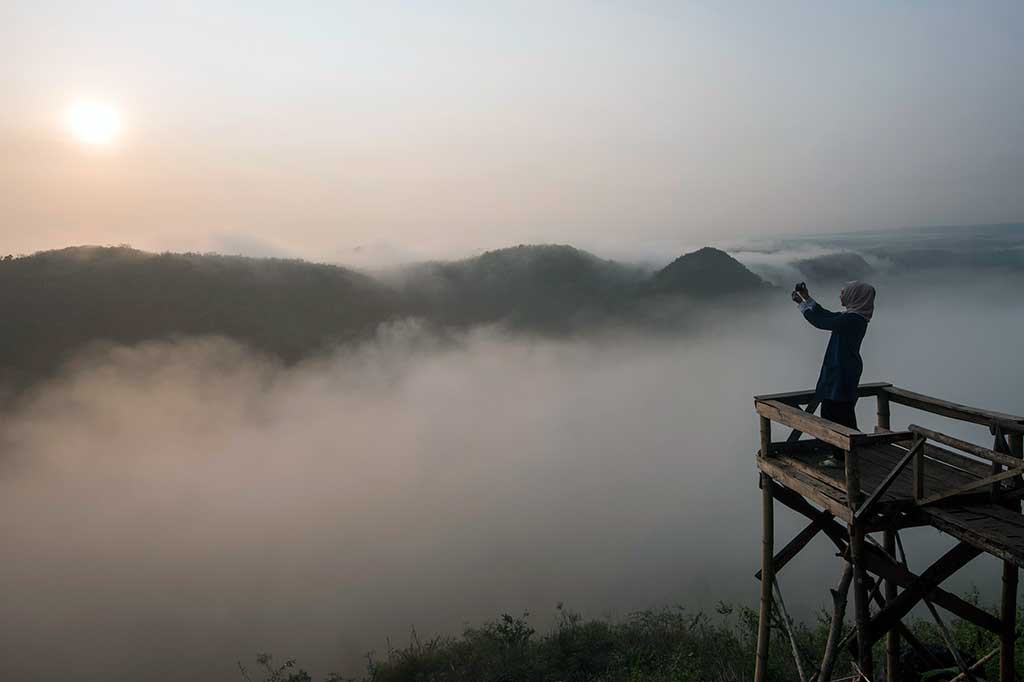 Menikmati Indahnya Matahari Terbit dari Bukit Panguk