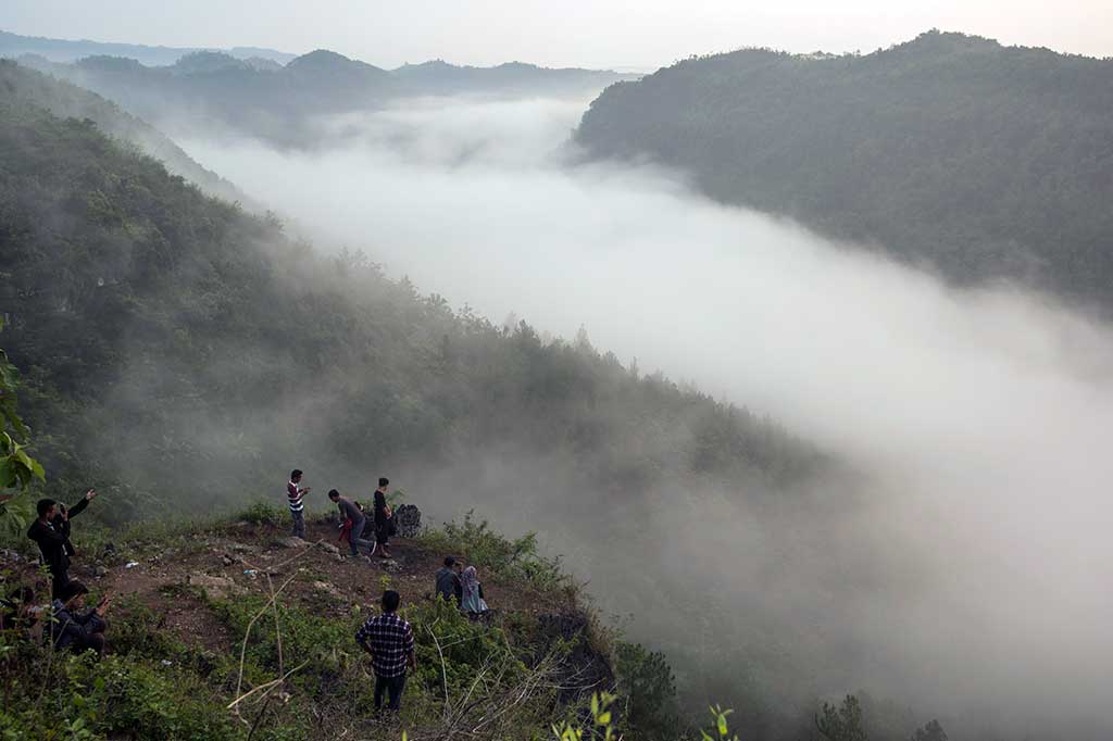Menikmati Indahnya Matahari Terbit dari Bukit Panguk