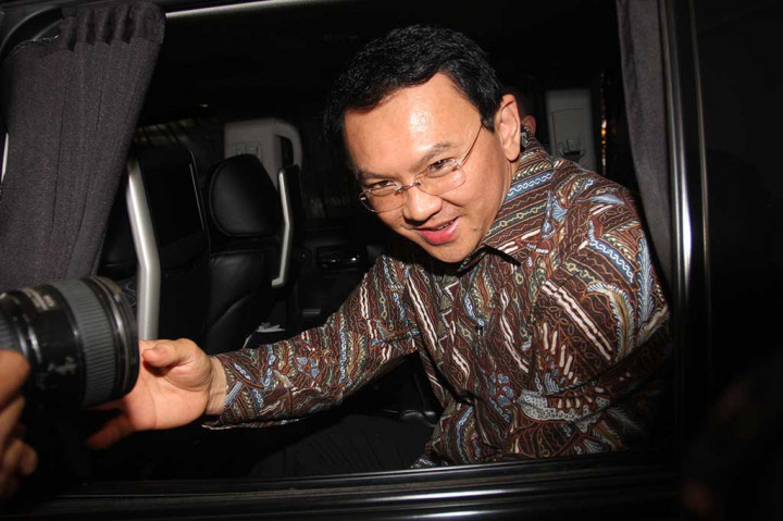 Ahok memasuki mobilnya usai diperiksa Bareskrim.