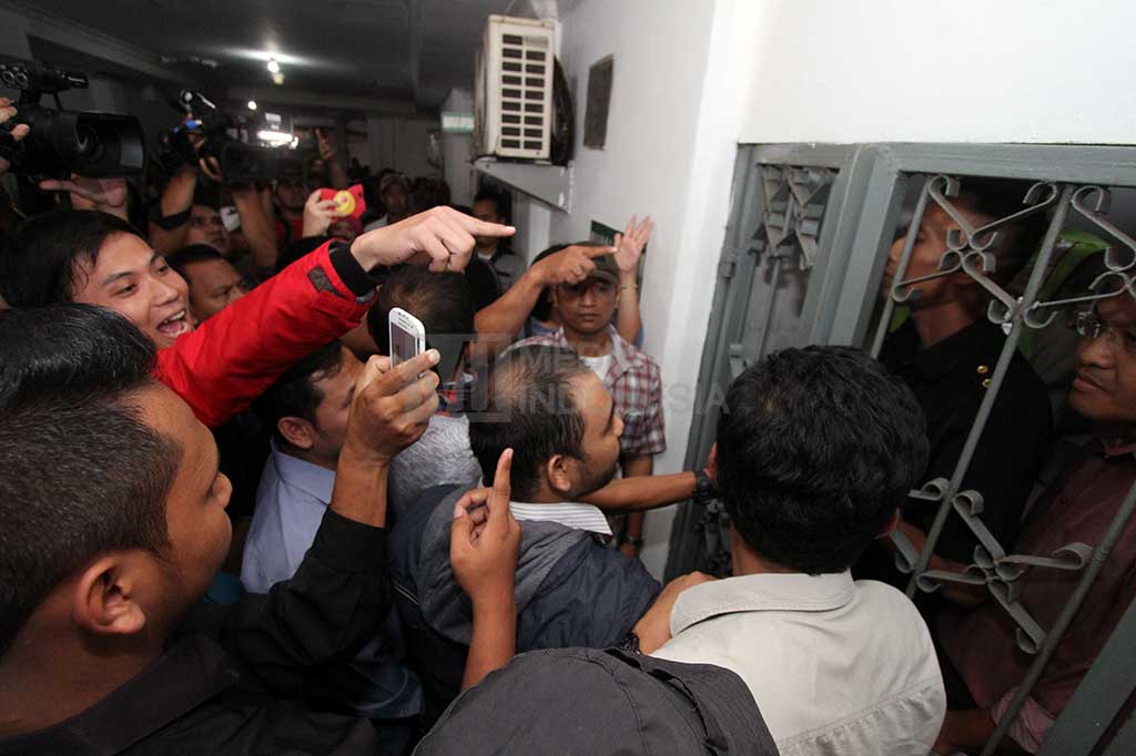 Sejumlah warga memaksa masuk ke ruangan pimpinan RS Harapan Bunda untuk meminta kejelasan tentang anaknya yang diduga mendapat vaksin palsu.