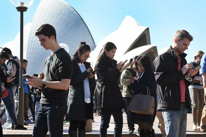 Puluhan orang berkumpul untuk bermain Pokemon Go di depan Opera House Sydney, Jumat (15/7/2016).