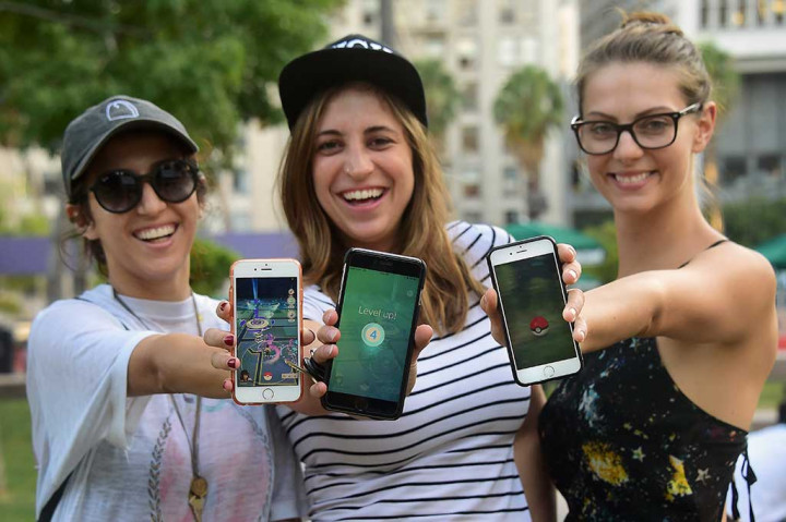 Gamers menunjukkan ponsel mereka saat bermain Pokemon Go di Pershing Square, Los Angeles, California.