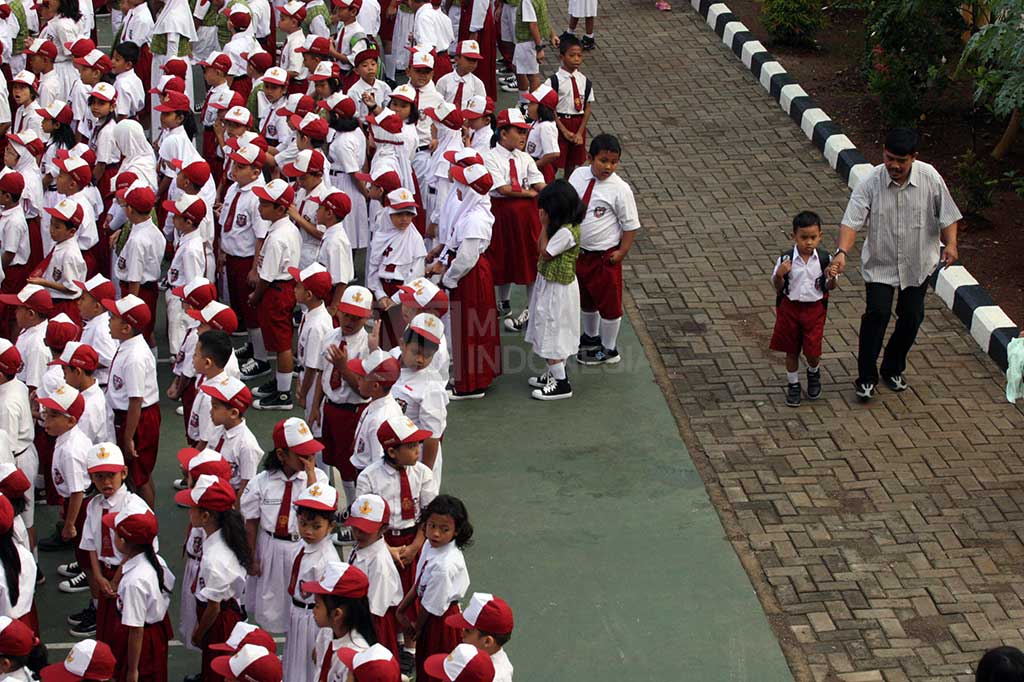 Mendikbud mengeluarkan surat edaran nomor 4/2016 tentang Hari Pertama Sekolah. Dalam surat edaran tersebut, Mendikbud mengimbau masyarakat untuk mengantarkan anaknya pada HPS. 