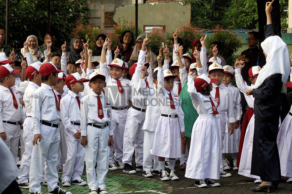 Surat tersebut juga berisi imbauan kepada instansi pemerintah dan swasta untuk memberikan dispensasi pada karyawannya untuk mengantarkan anak ke sekolah.