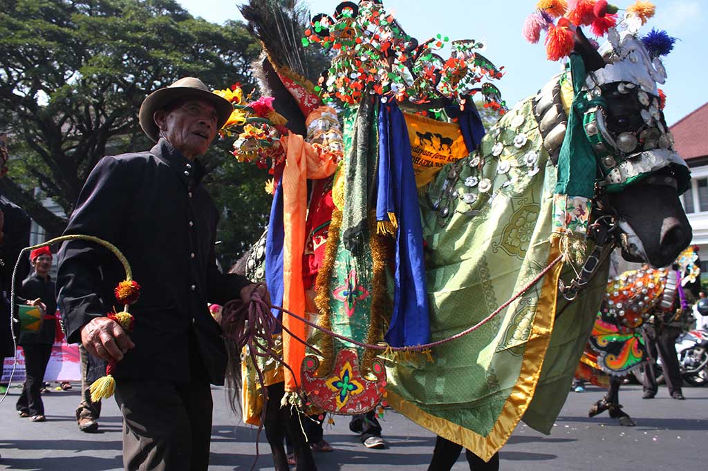 Seniman Jaran Kecak dari Lumajang mengikuti Kirab Budaya Lintas Agama di depan Balai Kota Malang.