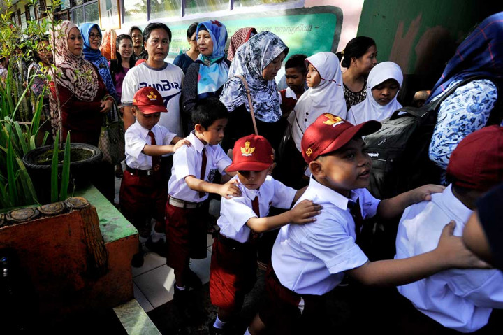 Sejumlah orang tua murid mendampingi anaknya saat mengikuti perkenalan sekolah pada hari pertama masuk sekolah di SDN Minasaupa Makassar, Sulawesi Selatan. ANTARA/Yusran Uccang