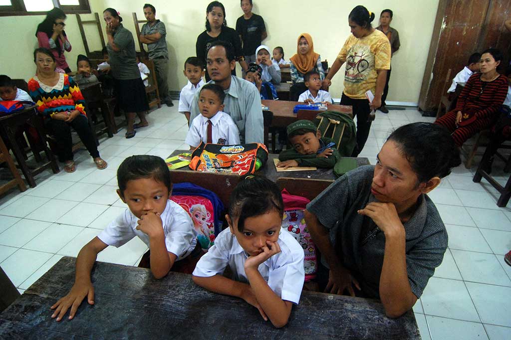 Sejumlah orang tua mendampingi putra-putri mereka di hari pertama sekolah di SD Jabungan, Semarang, Jawa Tengah. ANTARA/Aditya Pradana Putra