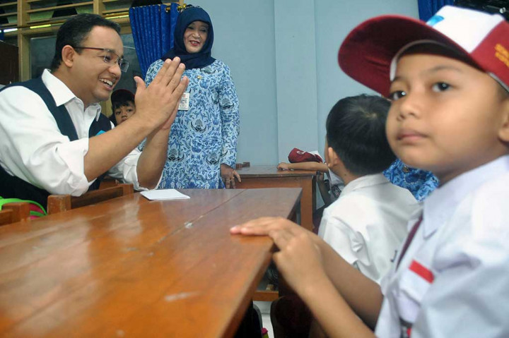 Anies Baswedan mengatakan, hari pertama sekolah (HPS) dapat menjadi sarana komunikasi dan interaksi antara guru dan orang tua untuk menciptaan suasana belajar yang kondusif. 