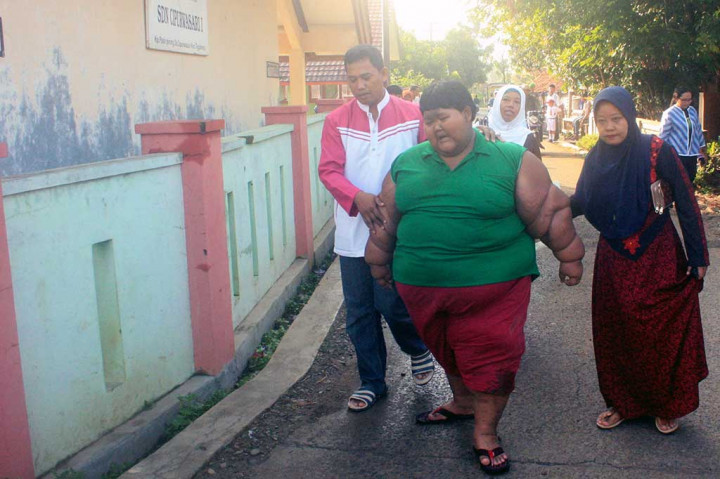 Bocah berusia 10 tahun yang memiliki berat badan 190 kilogram tersebut datang ke sekolah dengan diantar kedua orang tuanya, Ade Somantri (42) dan Rokayah (37).