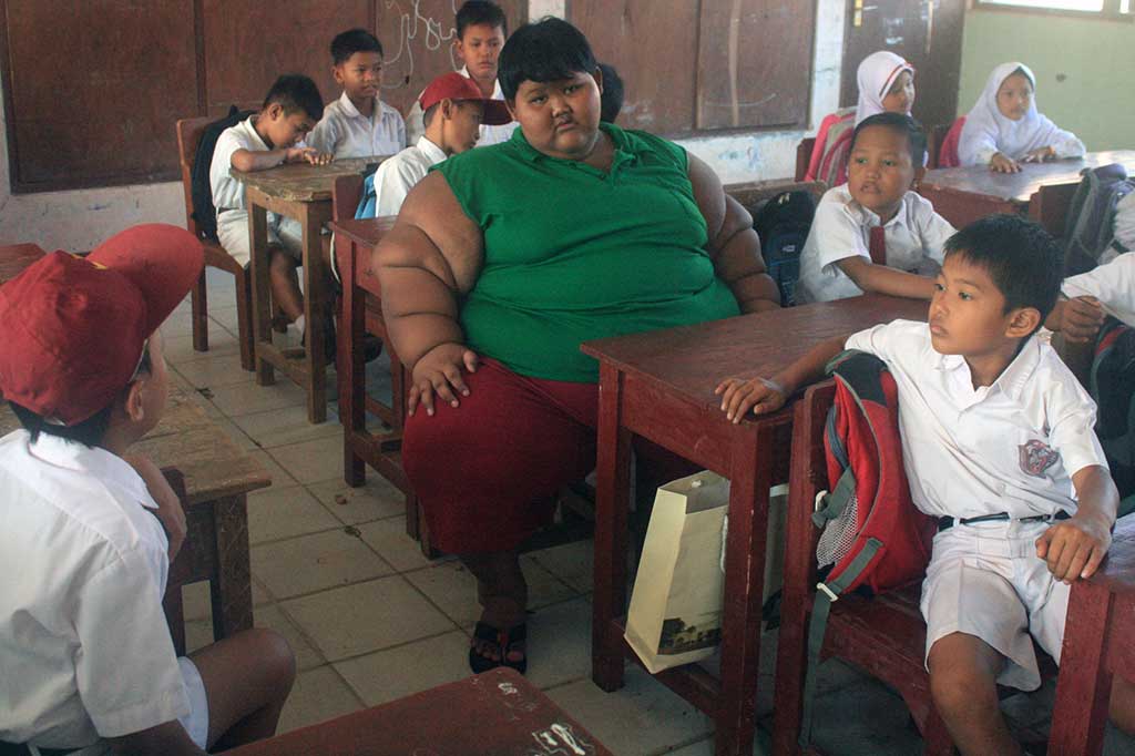 Berbeda dengan siswa lainnya, Arya datang ke sekolah tidak berseragam, karena tidak ada seragam SD yang cukup dengan ukuran badannya.